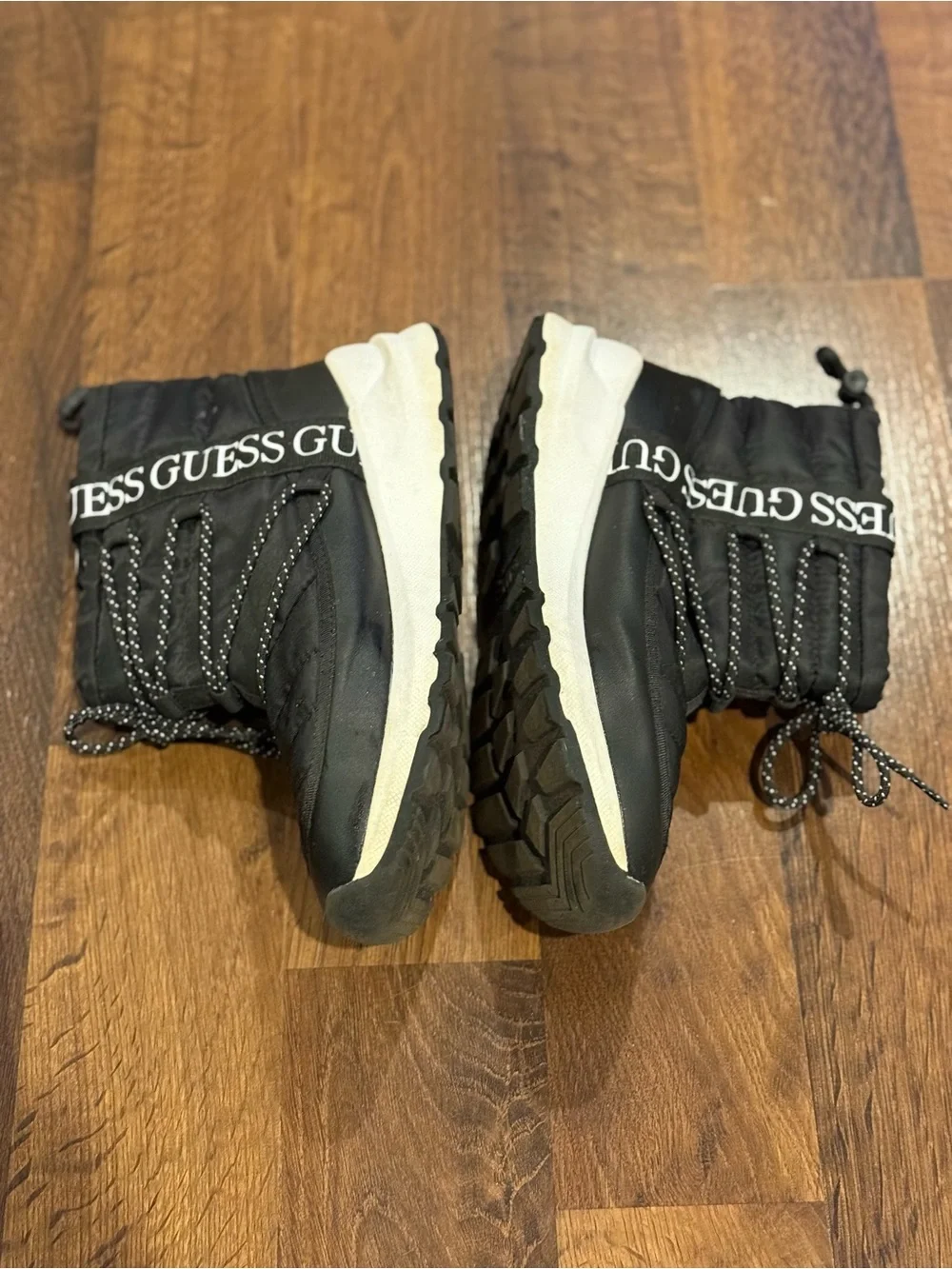 Guess women’s “chilly”